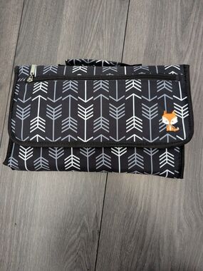 Lil Fox Portable Diaper Changing Pad Clutch - Grey Arrow Print (NWOT)